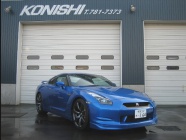 新車のR35GT-Rを、お客様の要望で鮮やかなブルーにオールペンしました。