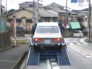 車輌の到着を待つお客様の元へ無事到着！搬送車から車輌を降ろし、お客様とご対面！