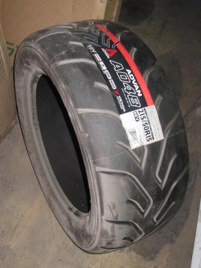 ADVANのSタイヤ・A048（Mコンパウンド）です。サイズは215/50R15で、製造年月は2009年の4週目になります。表示価格は１本の単価で、6本在庫あります。